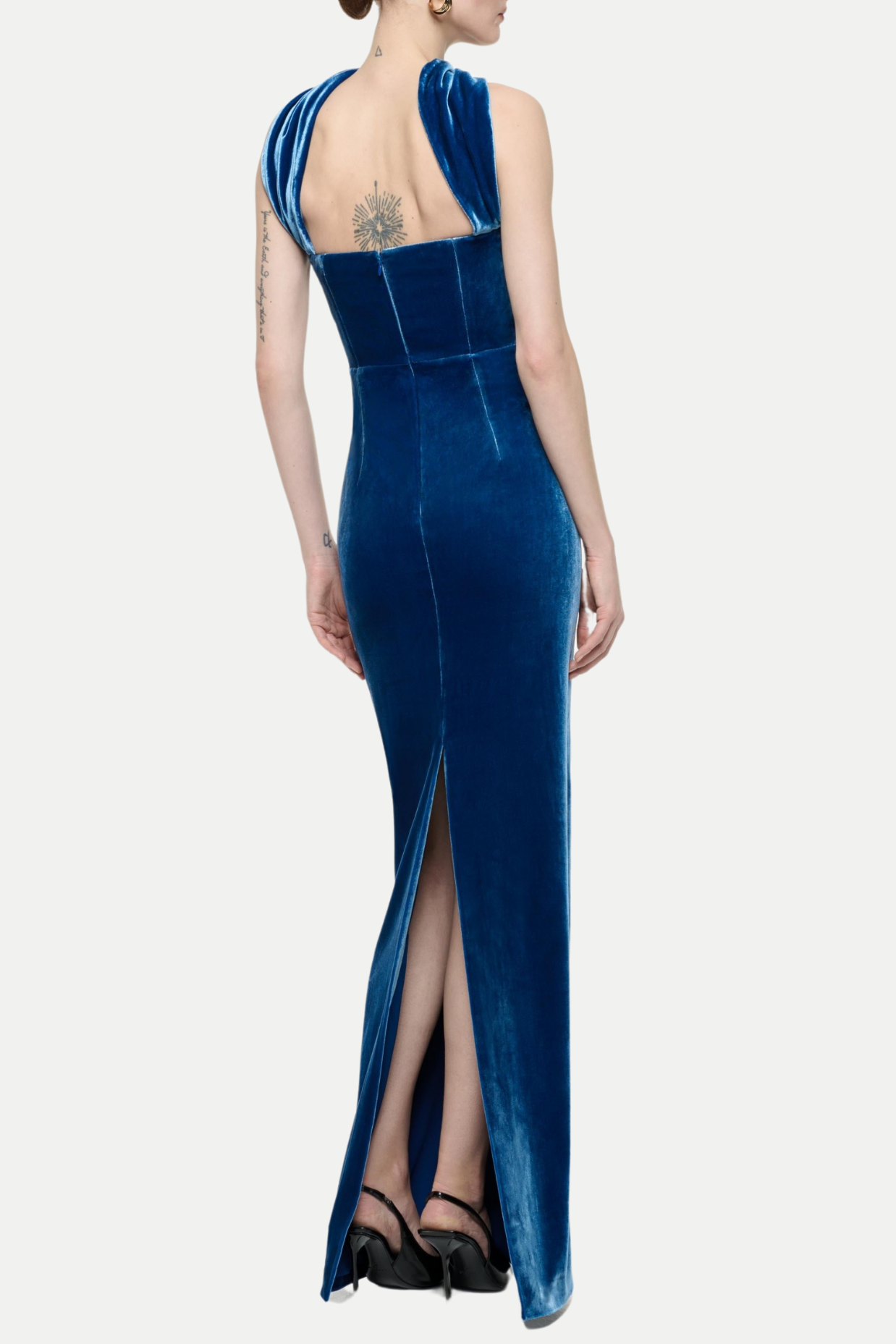 Elegant Velvet Halter: Unforgettable Evenings
