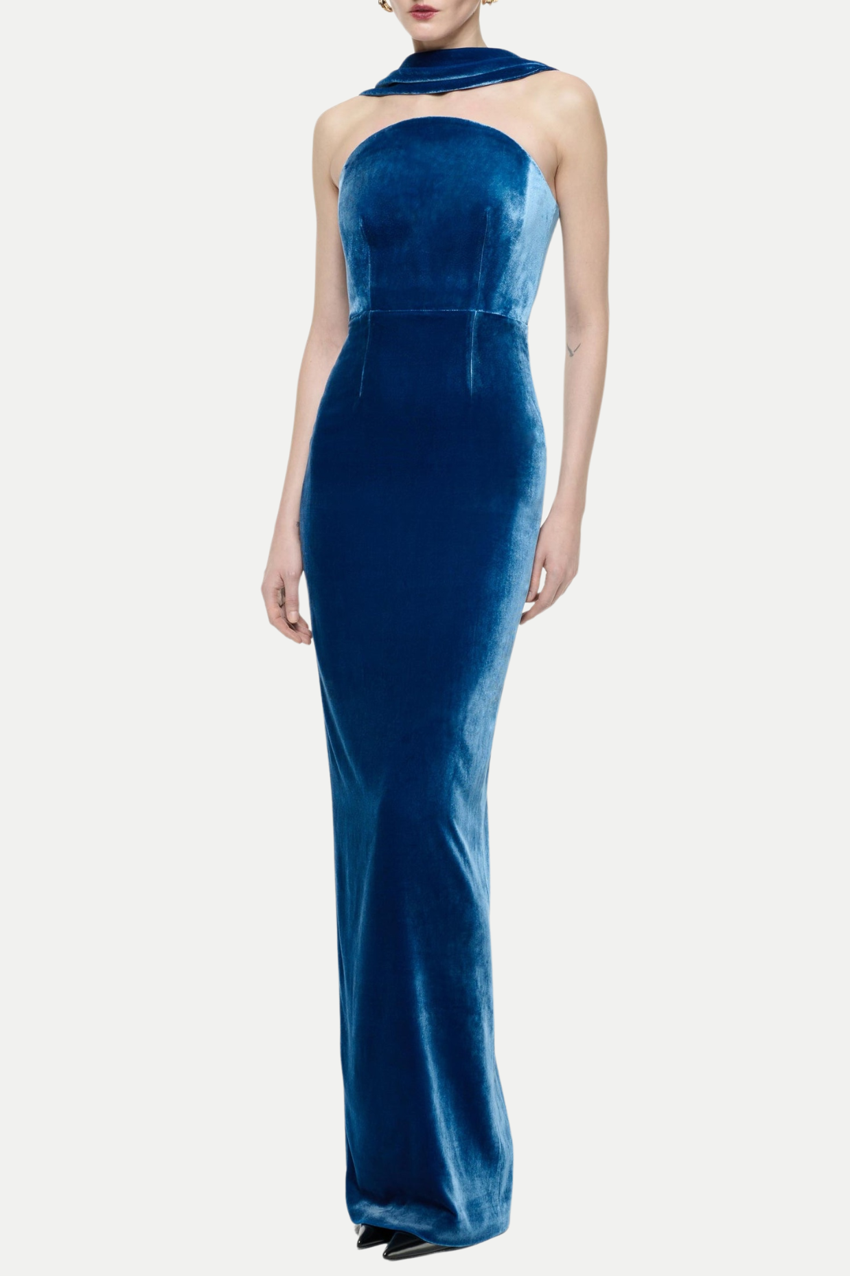 Elegant Velvet Halter: Unforgettable Evenings