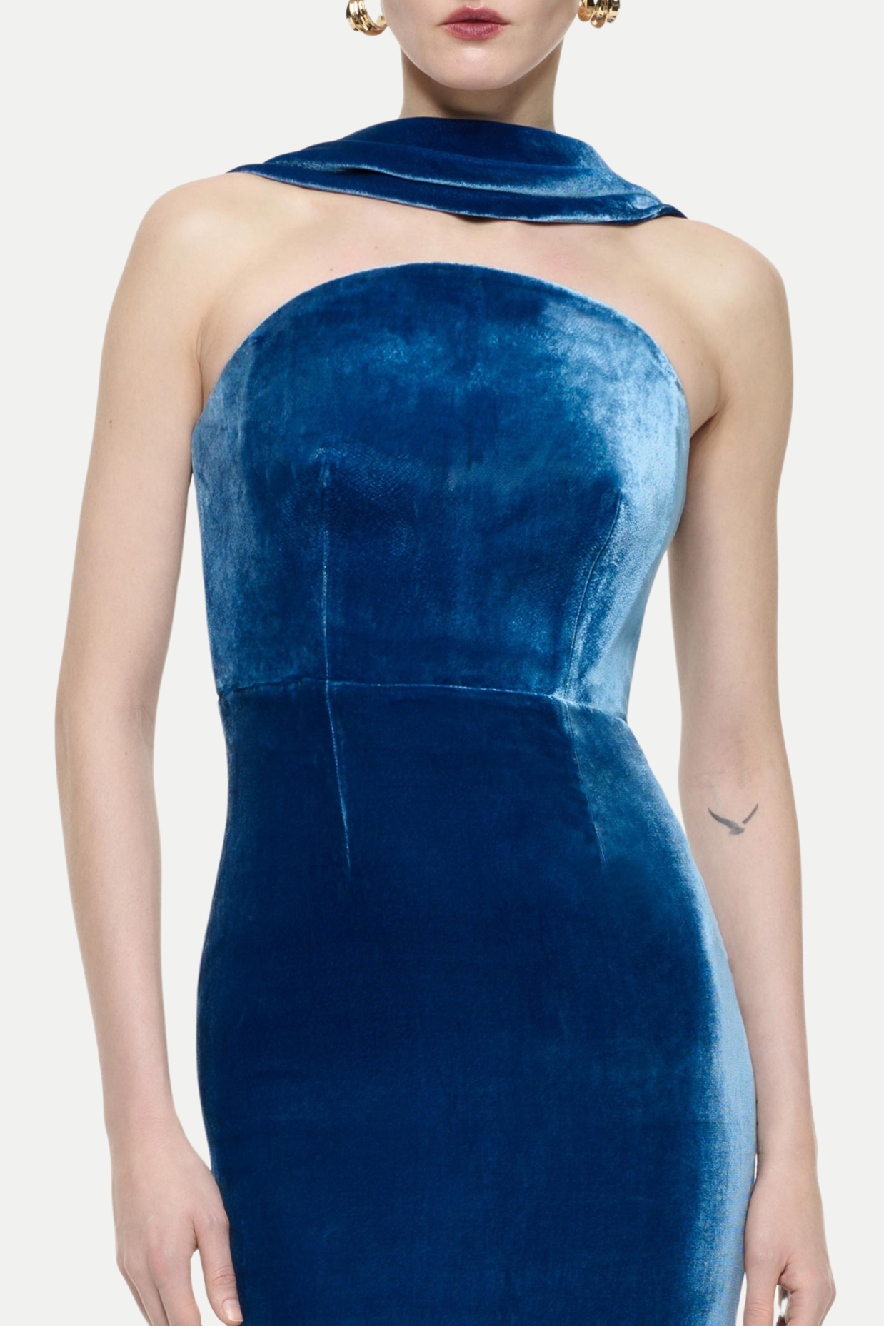 Elegant Velvet Halter: Unforgettable Evenings
